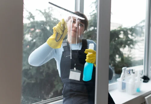 Nettoyage de vitres intérieures et extérieures à Leucamp